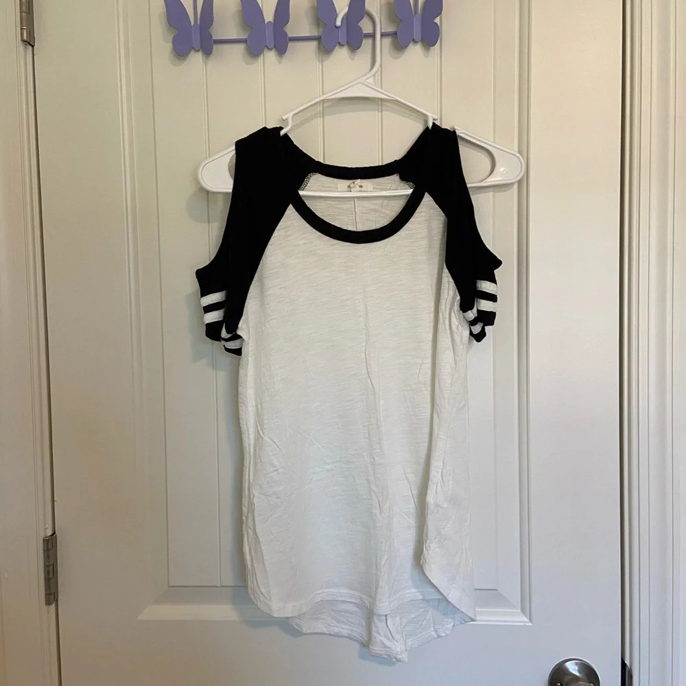 Maurices women’s‎ cutout shoulder white & black top — small